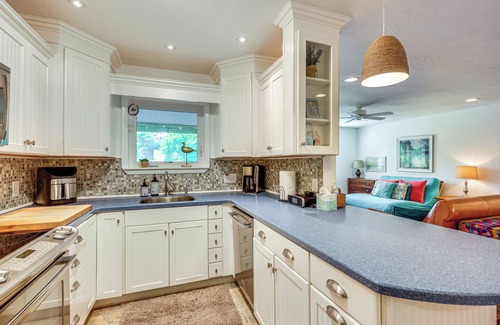 Long Beach Cabaña | Oak Island Cottage: Minutes to Long Beach!