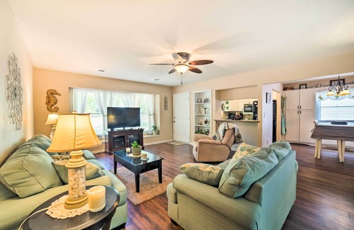 Tranquil Harbour Casa | Oak Island Home con patio cercado a pie de Long Beach.