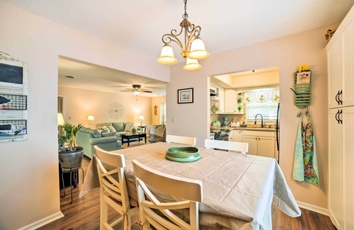 Tranquil Harbour Casa | Oak Island Home con patio cercado a pie de Long Beach.