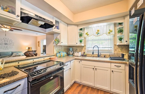 Tranquil Harbour Casa | Oak Island Home con patio cercado a pie de Long Beach.