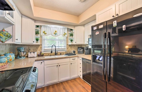 Tranquil Harbour Casa | Oak Island Home con patio cercado a pie de Long Beach.