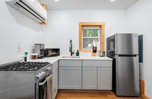 Mayfield Casa | Oak Leaf Cottage on Arbutus Lake