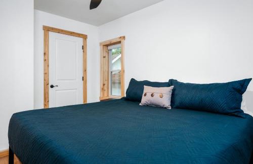 Mayfield Casa | Oak Leaf Cottage on Arbutus Lake