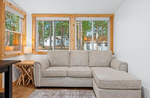 Mayfield Casa | Oak Leaf Cottage on Arbutus Lake