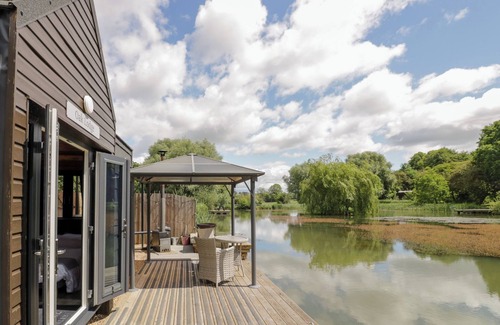 Middleton Cheney Cabaña | OAK LODGE AT BRIDGE LAKE FARM & FISHERY, romantic in Chacombe