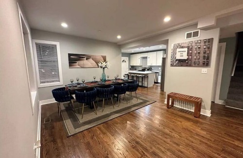 Oak Park Casa | Oak Park 3000 sq ft, sleep 16