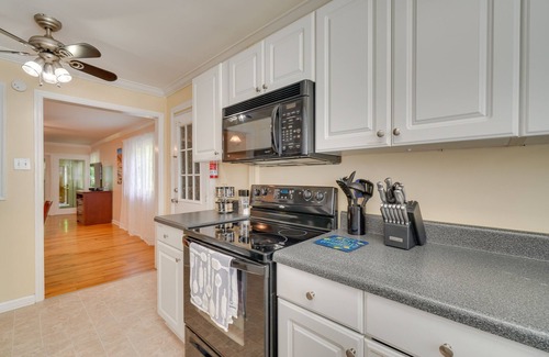 Oak Ridge Casa | Oak Ridge Retreat w/ Porch < 1 Mi to Downtown