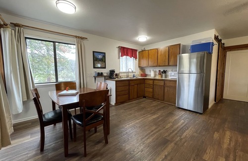 Ahwahnee Cabina | Oak Suite - Sierra Mountain Lodge