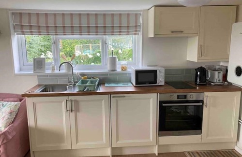 Piltdown Cabaña | Oak Tree Cottage is a charming and peaceful cottage with countryside views.