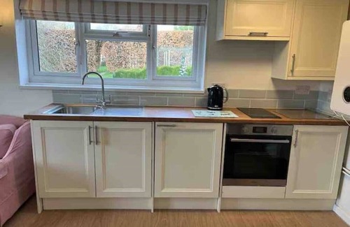 Piltdown Cabaña | Oak Tree Cottage is a charming and peaceful cottage with countryside views.