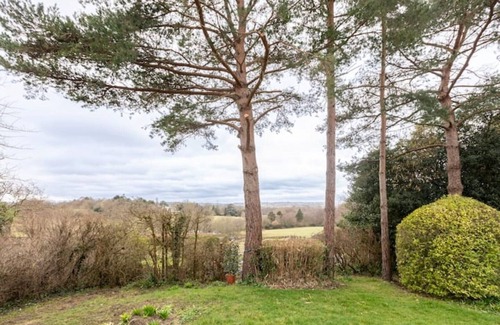 Piltdown Cabaña | Oak Tree Cottage is a charming and peaceful cottage with countryside views.