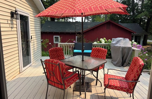 Lake George Casa | Oak Tree Retreat - Steps away from water fun!
