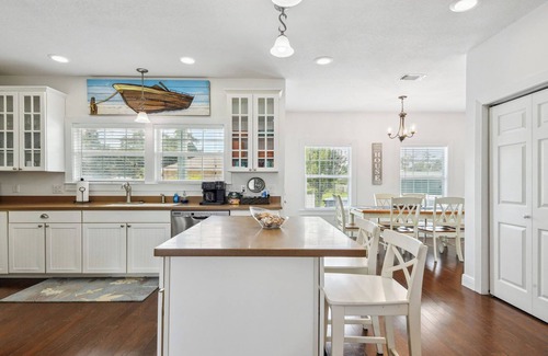 Gulfport Cabaña | Oak trees, Heated Pool/Spa oasis & walk to beach! Drive to downtown 3 min!