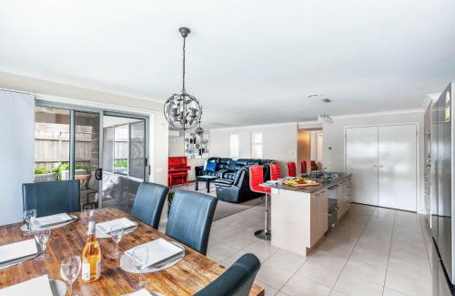 Ocean Grove Casa | Oakdean Resort- Pool, Spa, Beach, Sleep 10