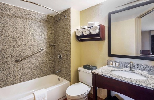 Oakland Hotel | La Quinta Inn & Suites by Wyndham Oakland Airport Coliseum