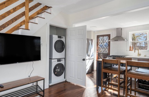 Warwick Cabaña | Oakland Beach cottage near Iggy's, Buttonwoods, marina, fishing & airport