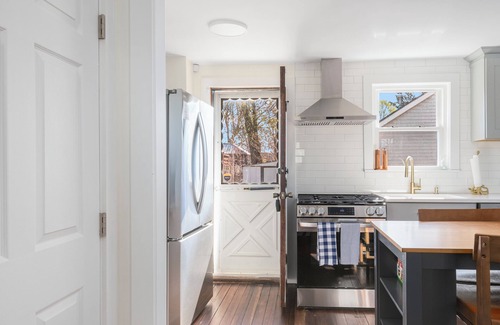 Warwick Cabaña | Oakland Beach cottage near Iggy's, Buttonwoods, marina, fishing & airport