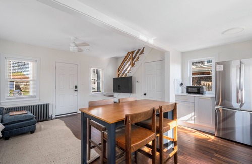 Warwick Cabaña | Oakland Beach cottage near Iggy's, Buttonwoods, marina, fishing & airport