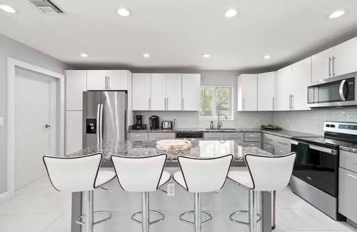 Coral Heights Casa | Oakland By The Sea 3BD/pool/BBQ/10 min to beach.