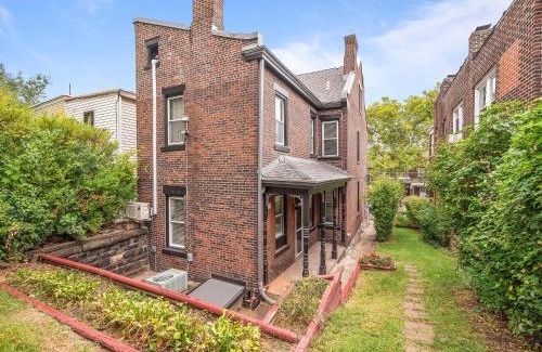 South Oakland Casa | Oakland, Pittsburgh !D Modern and Stylish Private Bedroom with Shared Bathroom