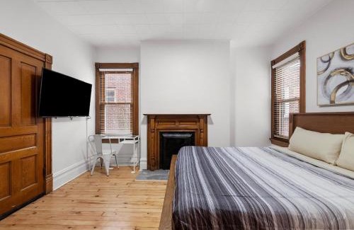 South Oakland Casa | Oakland, Pittsburgh !D Modern and Stylish Private Bedroom with Shared Bathroom