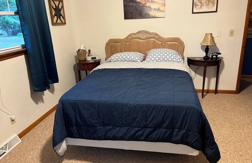 Conneaut Lakeshore Casa | Oakland Retreat - AirConditioned, WD. Book via VRBO
