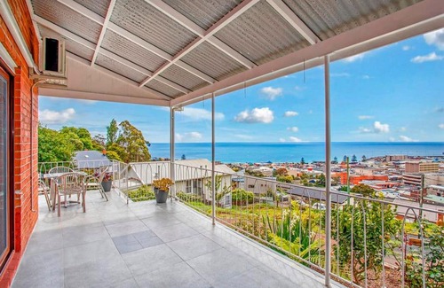 Burnie Casa | Oakleigh Guest House with Ocean Views - Room 8