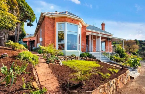 Burnie Casa | Oakleigh Guest House with Ocean Views - Room 8