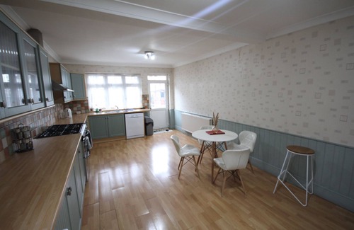 London Borough of Hounslow Casa | Oaks House- A Spacious Four Bedroom + Two Bathrooms Detached House in Feltham.