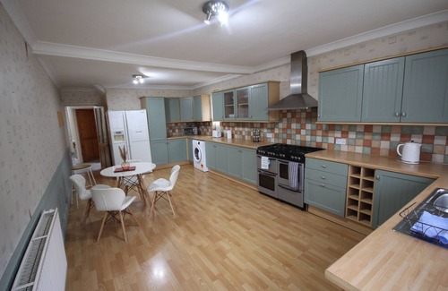 London Borough of Hounslow Casa | Oaks House- A Spacious Four Bedroom + Two Bathrooms Detached House in Feltham.