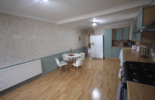 London Borough of Hounslow Casa | Oaks House- A Spacious Four Bedroom + Two Bathrooms Detached House in Feltham.