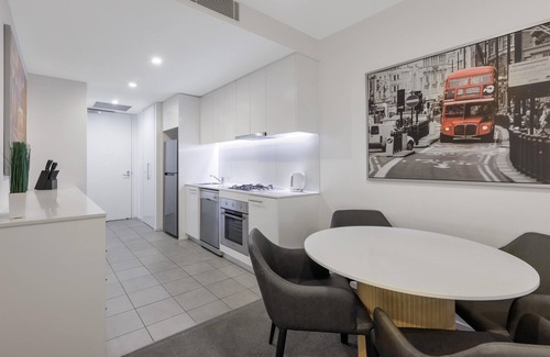 Travancore Hotel | Oaks Melbourne Flemington Suites