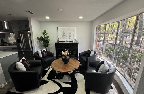 North Arlington Casa | Oaks Retreat - Stylish 2bd/2br house near Arlington Entertainment District