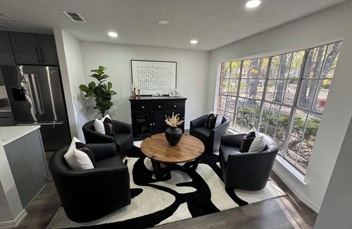 North Arlington Casa | Oaks Retreat - Stylish 2bd/2br house near Arlington Entertainment District