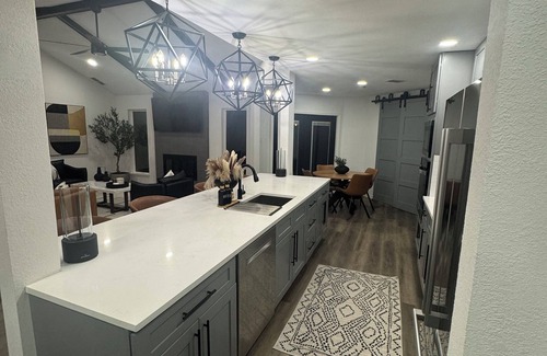 North Arlington Casa | Oaks Retreat - Stylish 2bd/2br house near Arlington Entertainment District