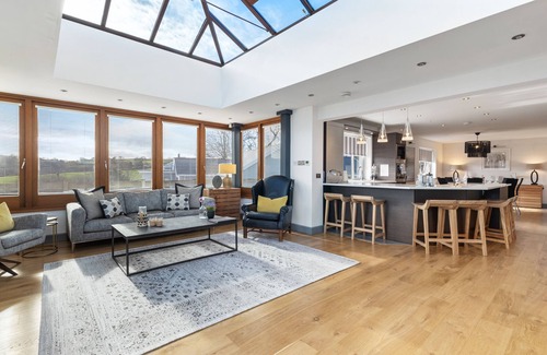 Saundersfoot Casa | Oaktree Lodge - Luxury Cottage, Hot Tub, Sea Views