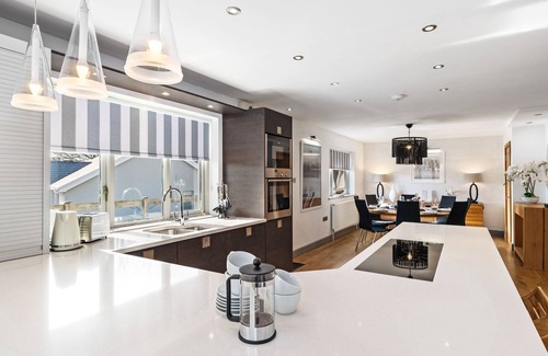Saundersfoot Casa | Oaktree Lodge - Luxury Cottage, Hot Tub, Sea Views