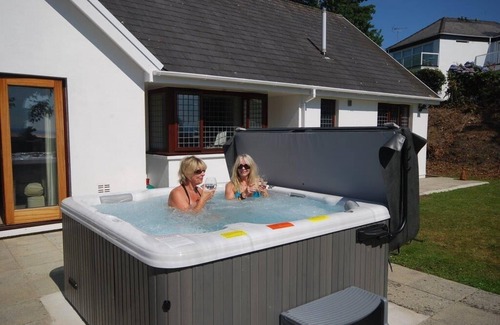 Saundersfoot Casa | Oaktree Lodge - Luxury Cottage, Hot Tub, Sea Views
