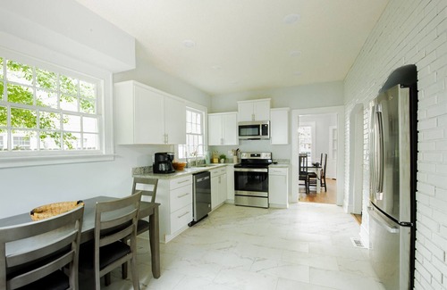 Mount Berry Casa | Oakwood Retreat PLUS Carriage House- Sleeps 12