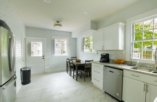 Mount Berry Casa | Oakwood Retreat PLUS Carriage House- Sleeps 12