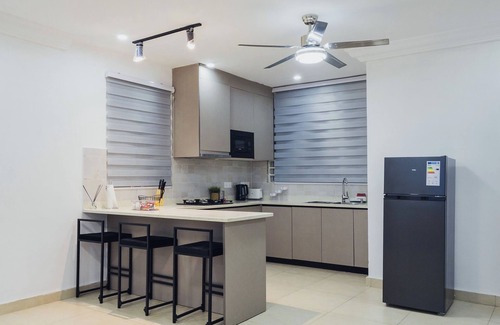 Sekondi-Takoradi Apartamento | OASIS 2: Stylish 2BR with premium finishes, custom décor & stunning views.