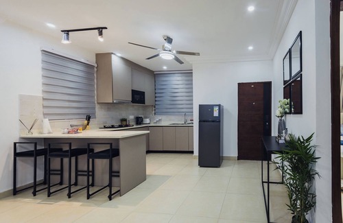 Sekondi-Takoradi Apartamento | OASIS 2: Stylish 2BR with premium finishes, custom décor & stunning views.