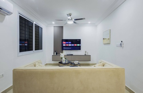 Sekondi-Takoradi Apartamento | OASIS 2: Stylish 2BR with premium finishes, custom décor & stunning views.