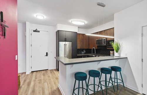 Los Angeles Hotel | Oasis 2BD/2BA near WeHo w/ Parking, W/D, & Fitness