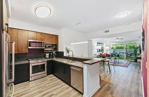 Los Angeles Hotel | Oasis 2BD/2BA near WeHo w/ Parking, W/D, & Fitness