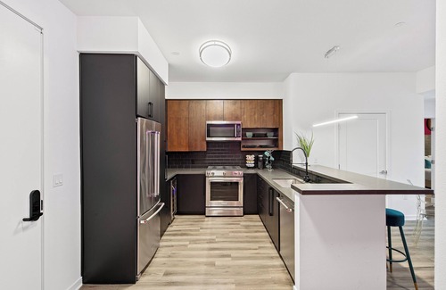 Los Angeles Hotel | Oasis 2BD/2BA near WeHo w/ Parking, W/D, & Fitness
