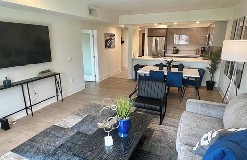 West Los Angeles Hotel | Oasis 3 BR Steps Away from Century City Mall w/ Parking & W/D