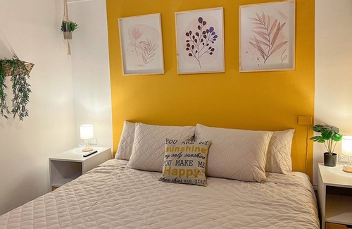 Santa Tecla Casa | Oasis Amarillo: Cama King & Baño Privado