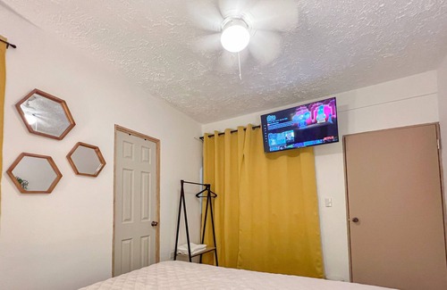 Santa Tecla Casa | Oasis Amarillo: Cama King & Baño Privado