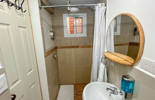 Santa Tecla Casa | Oasis Amarillo: Cama King & Baño Privado